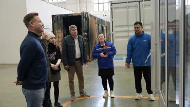 Russian customers come to our factory to purchase generators for oil fields